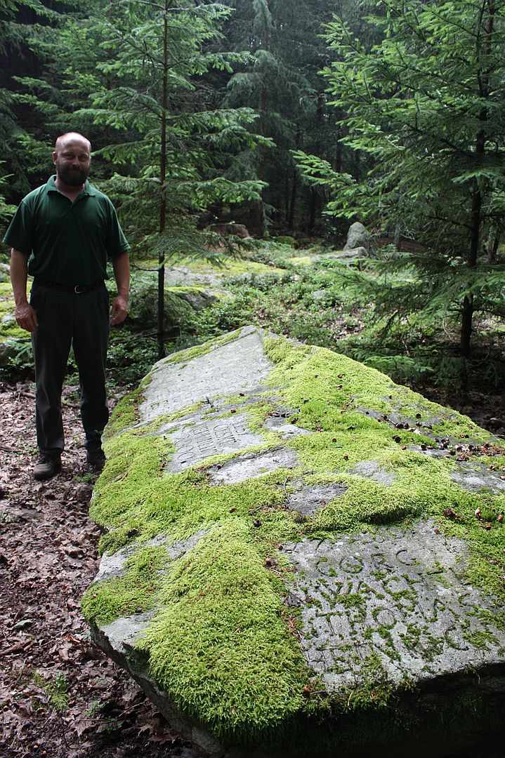 Pan Karel Dušek u památníku 1. výsevu modřínů na Klenové - 20140722